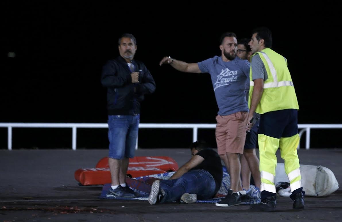 vu khung bo dam mau ngay Quoc khanh Phap anh 10