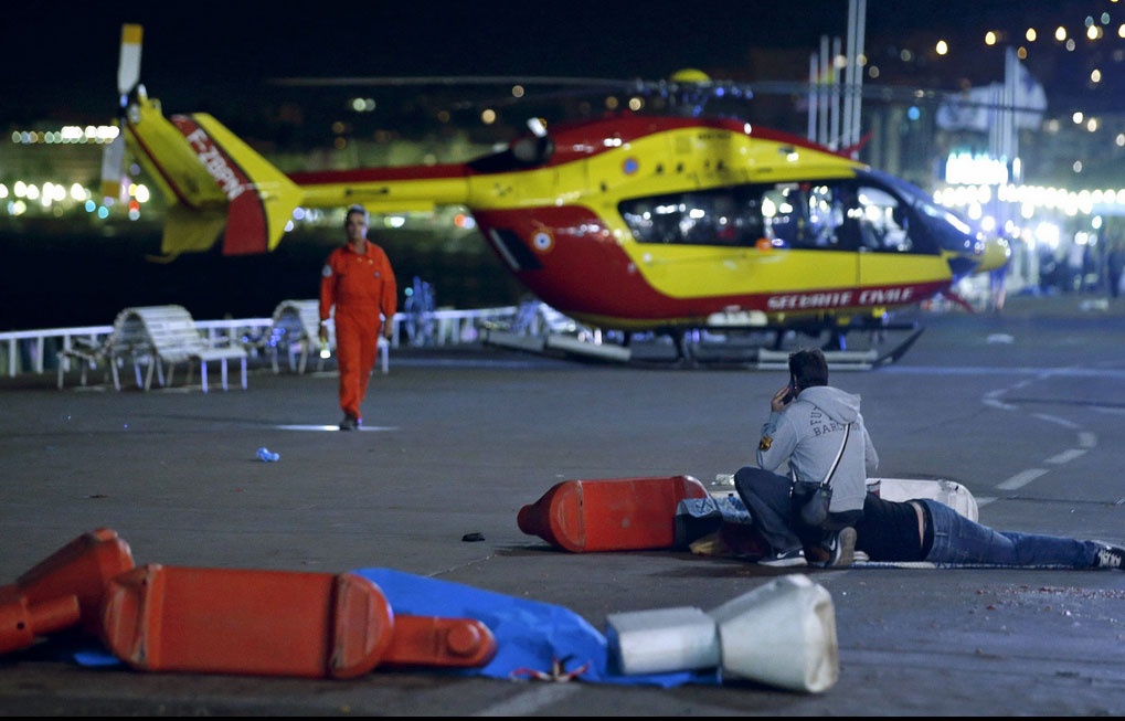 Hien truong vu khung bo dam mau ngay Quoc khanh Phap hinh anh