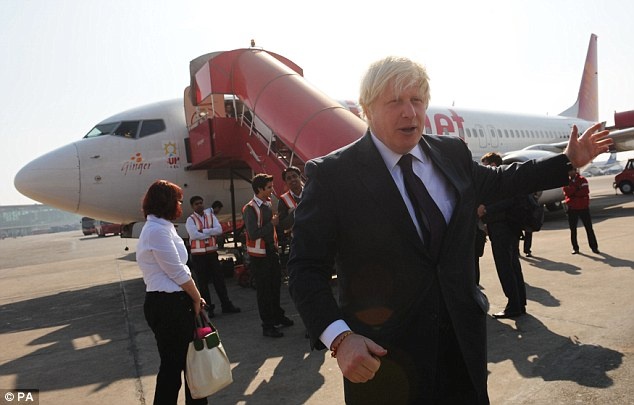 May bay cho tan ngoai truong Anh ha canh khan cap hinh anh