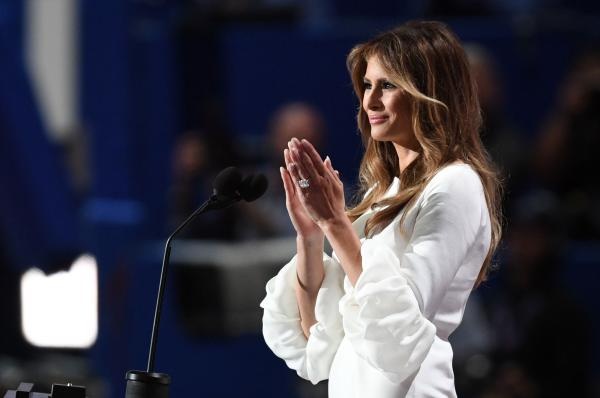 Nhan vien Donald Trump xin loi vi ‘dao van’ cua ba Obama hinh anh