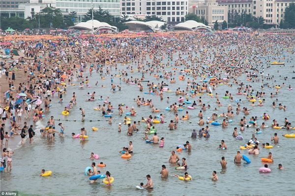 Bai bien Trung Quoc dong nghit nguoi ngay he hinh anh