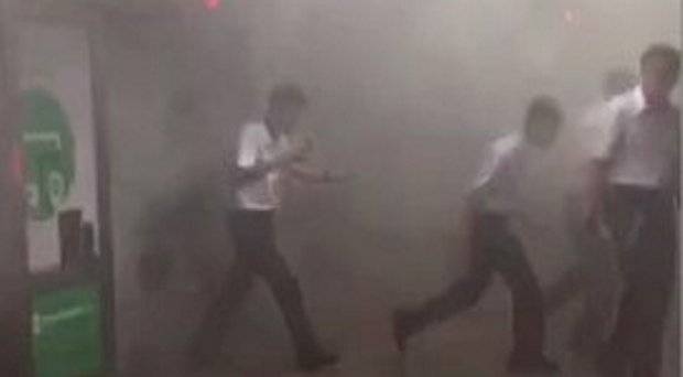 Khoi boc len tu toa tau dien ngam o Singapore hinh anh