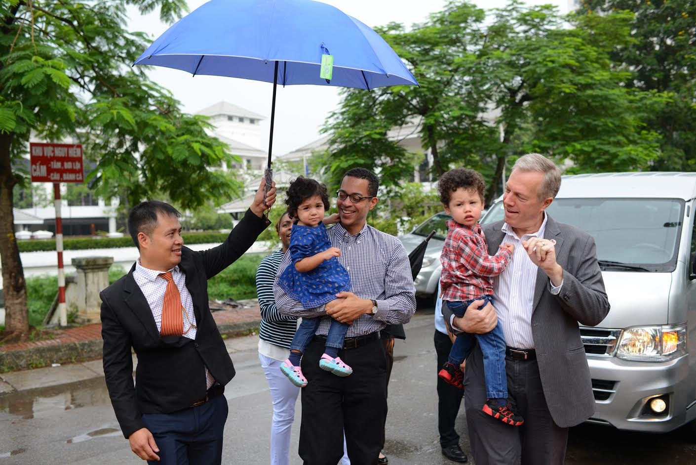 Dai su My quy le Phat bao hieu cha me anh 1