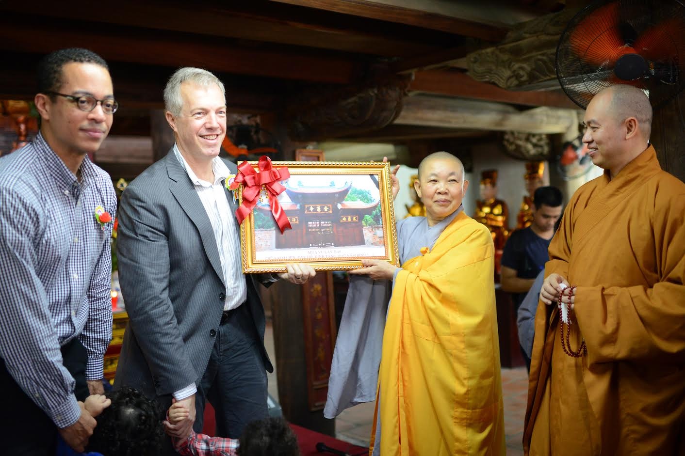 Dai su My quy le Phat bao hieu cha me anh 10