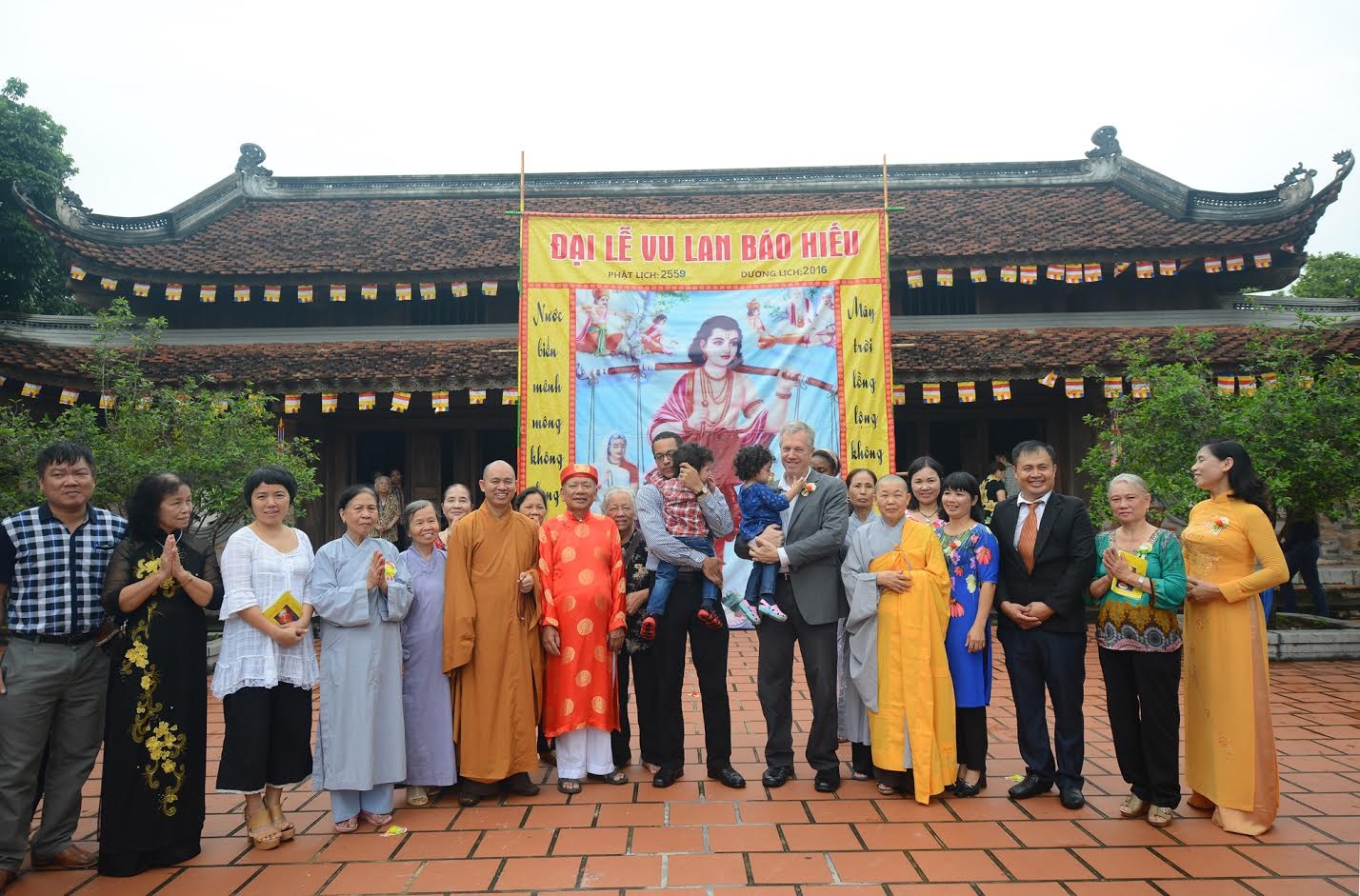 Dai su My quy le Phat bao hieu cha me anh 13