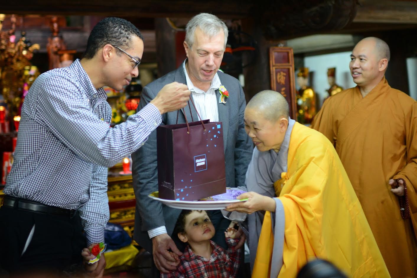 Dai su My quy le Phat bao hieu cha me anh 11