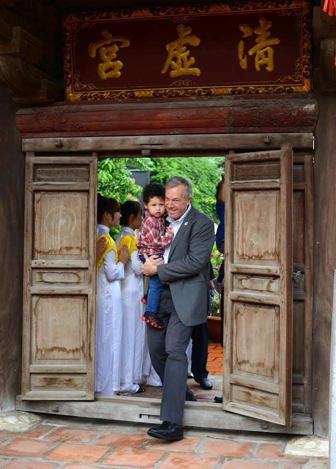 Dai su My quy le Phat bao hieu cha me anh 2