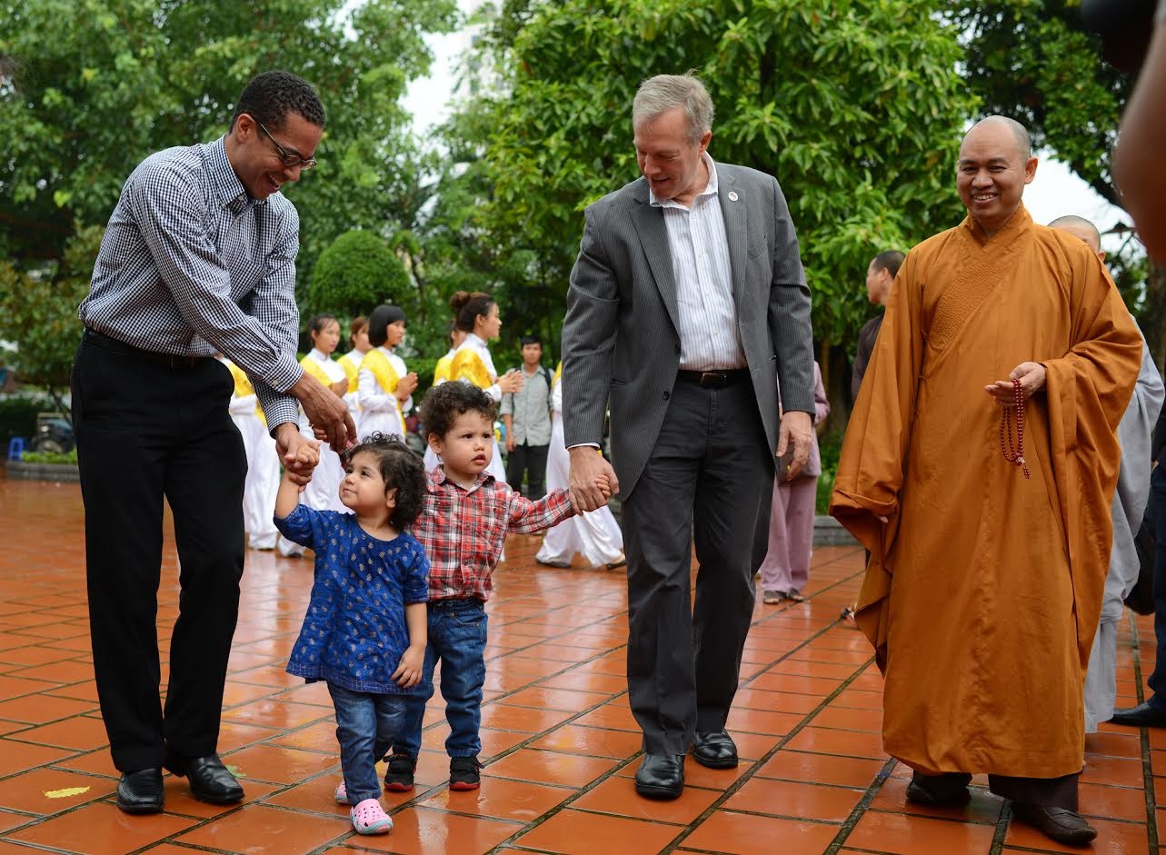 Dai su My quy le Phat bao hieu cha me anh 3