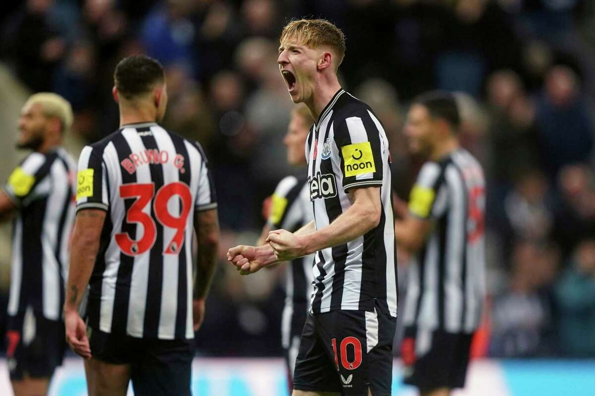 Gio thi ai dam coi thuong Anthony Gordon? hinh anh