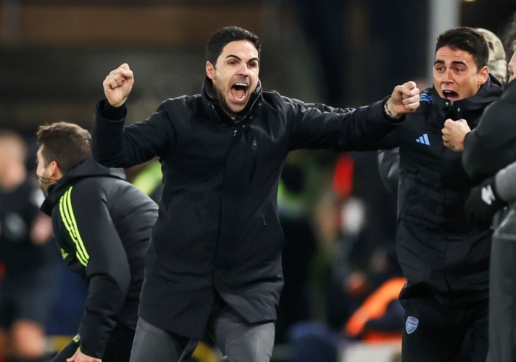 HLV Arteta bi cam chi dao vi an mung qua khich hinh anh