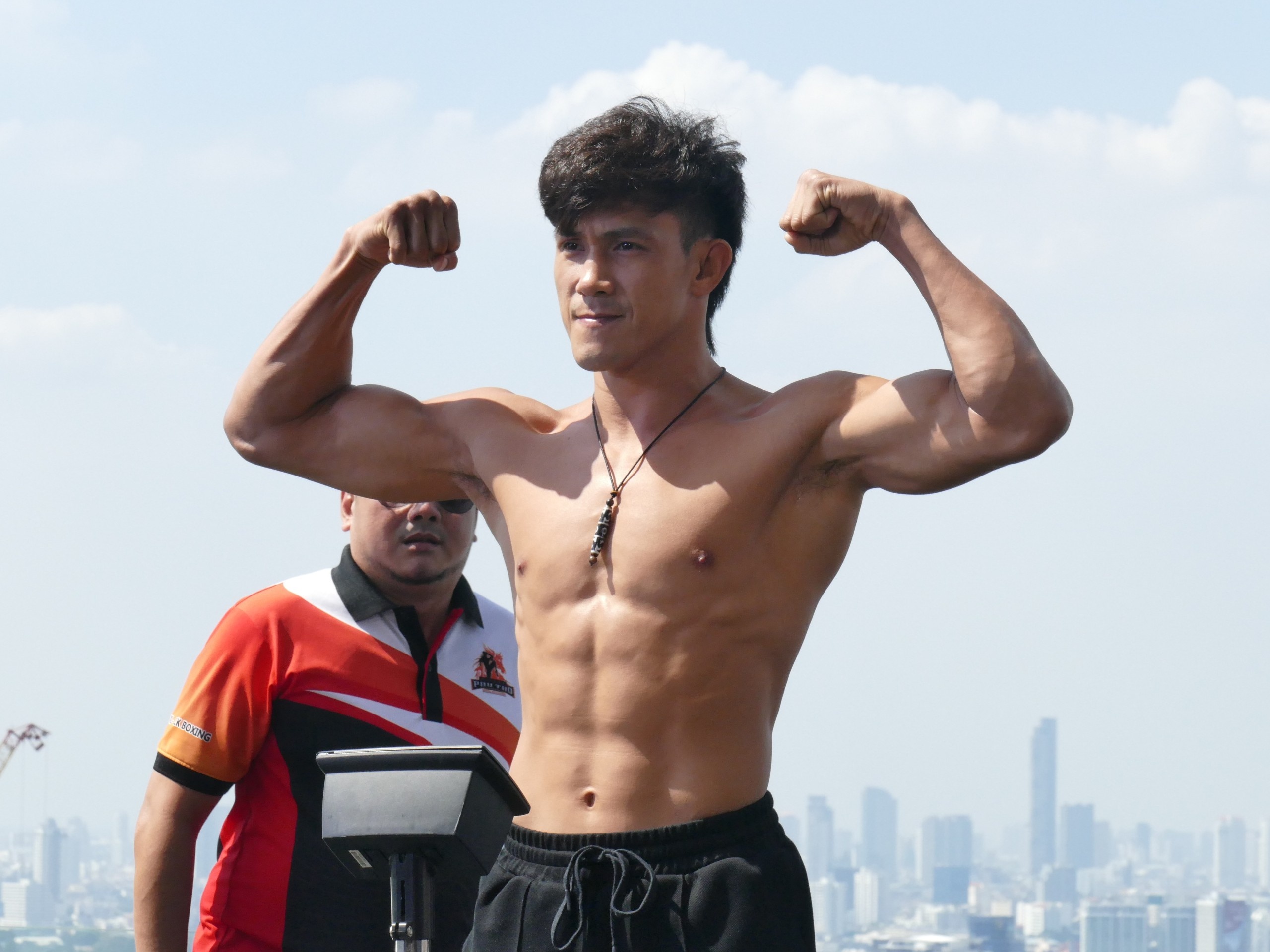 Nguyen Tran Duy Nhat bi hoc tro cua ‘Thanh Muay’ ha knock-out hinh anh