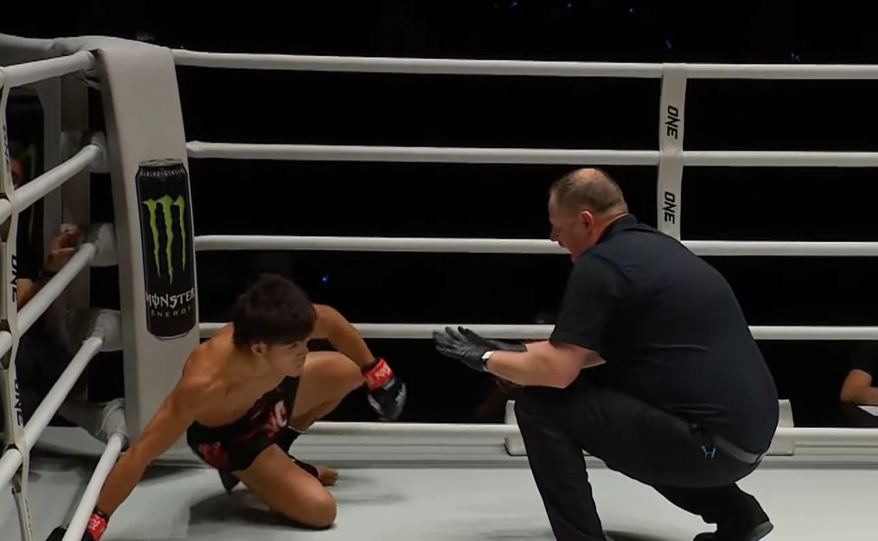 Khoanh khac Duy Nhat dinh don nang, bi ha knock-out hinh anh