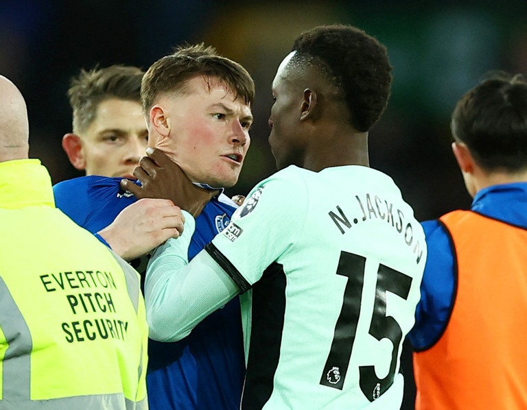 Cau thu Chelsea hung ho bop co doi phuong vi thua tran hinh anh