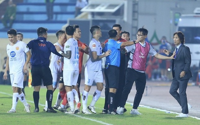 HLV Gong Oh-kyun doi mat an phat sau man dan mat cau thu Nam Dinh hinh anh