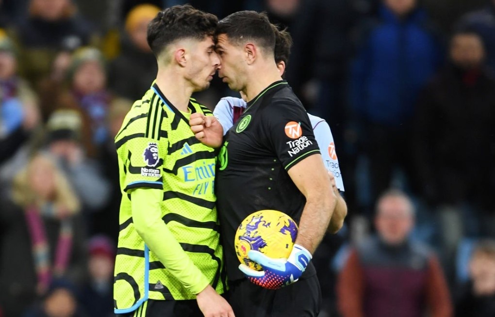 Arsenal guc nga truoc Aston Villa trong tran cau day tranh cai hinh anh