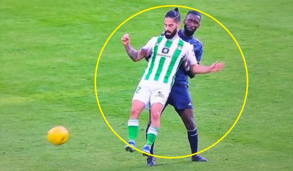 Rudiger sang tao cach kem nguoi moi, Isco chi biet lac dau ngan ngam hinh anh