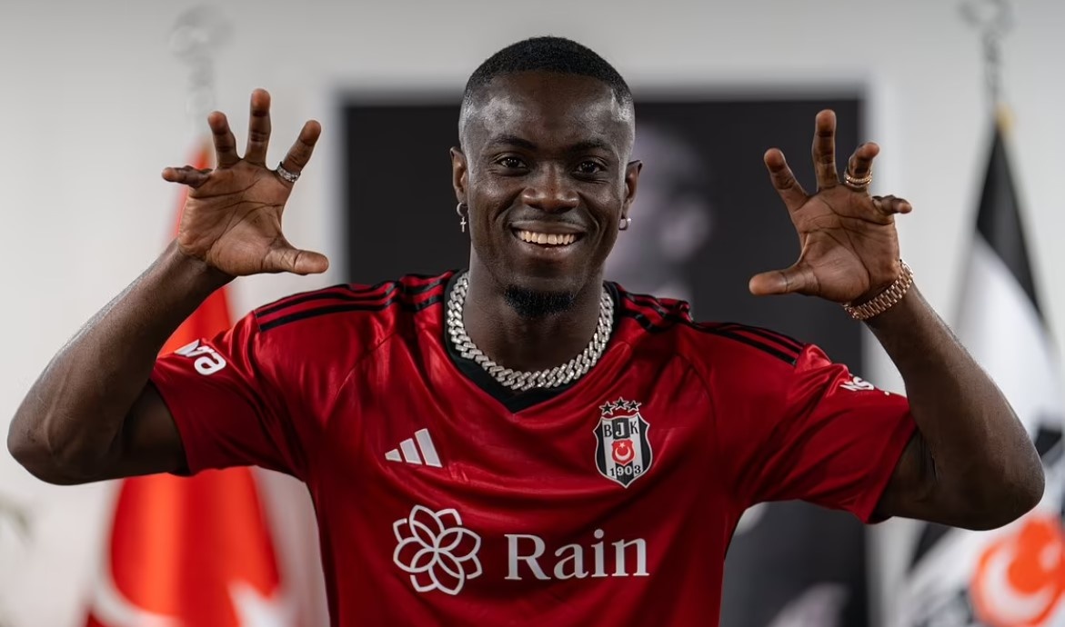 Cuu hau ve MU bi CLB moi duoi chi sau 3 thang hinh anh