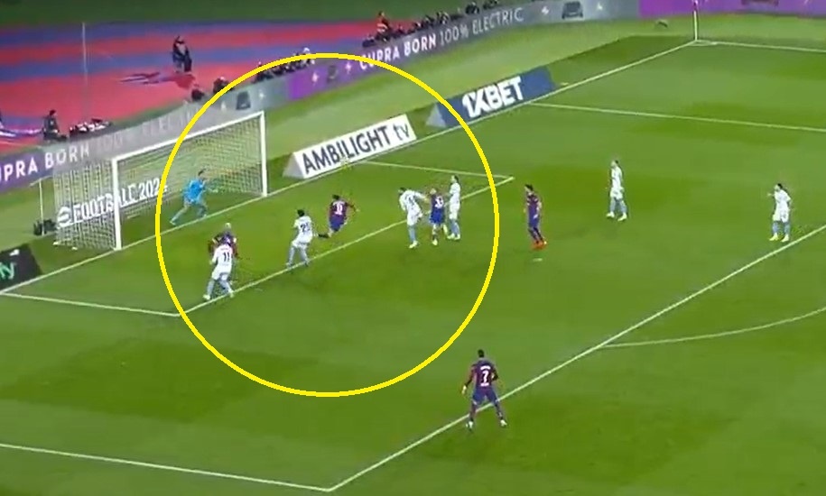 Pha bo lo kho tin cua Lewandowski khien Barca tra gia hinh anh