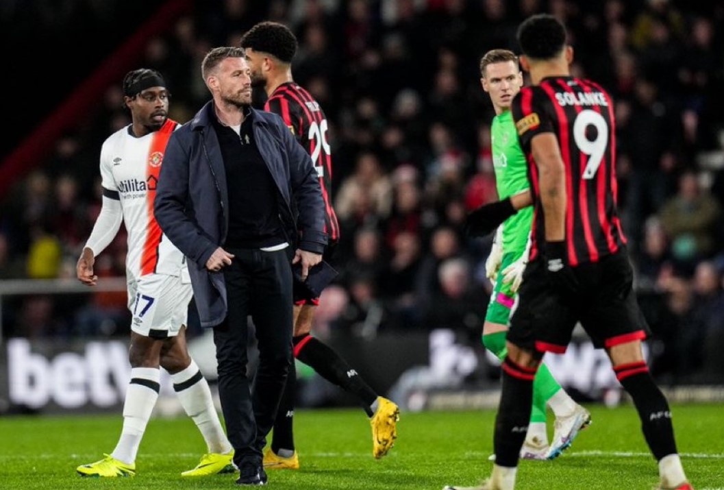 Hau ve Premier League dot quy tren san, tran dau bi huy hinh anh