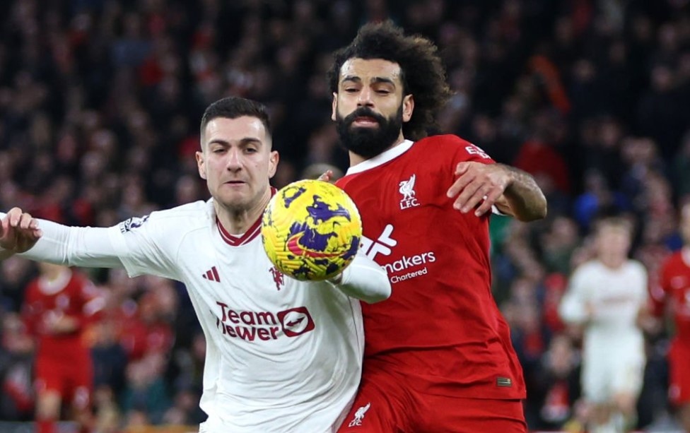 Dalot nhan the do, MU cam hoa Liverpool tai Anfield hinh anh