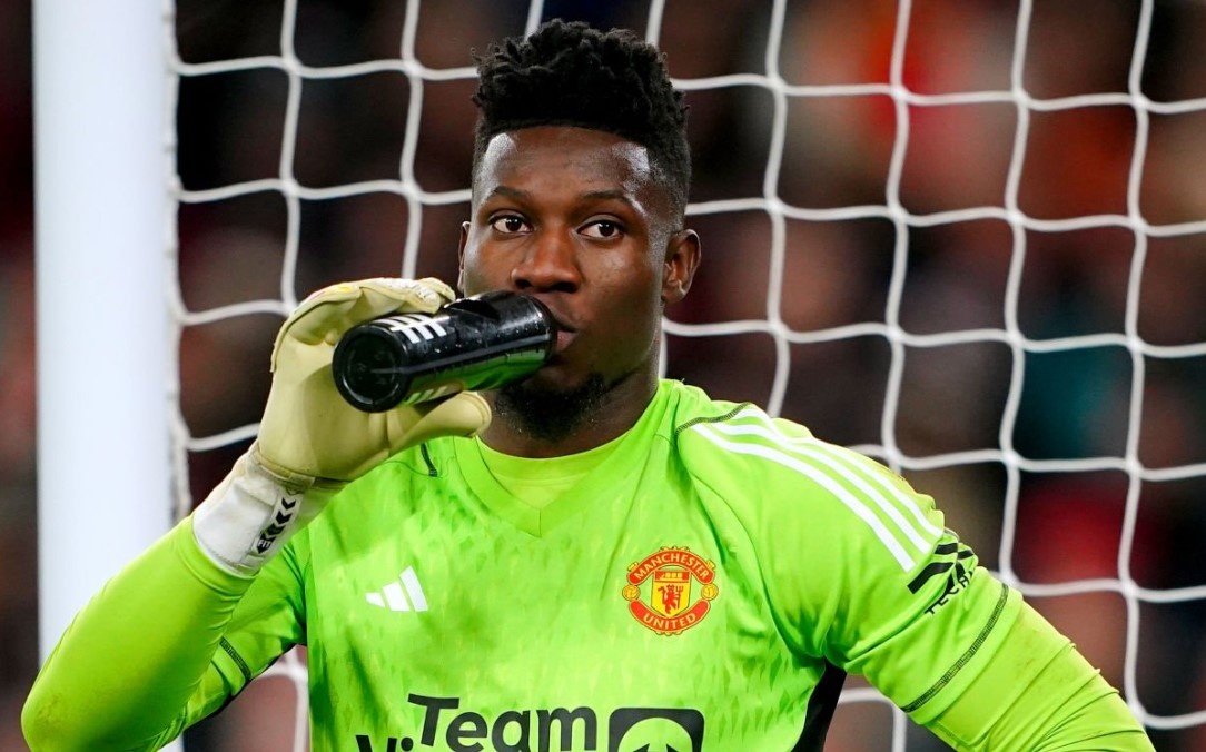 Phan ung cua Onana khi bi Van Dijk khieu khich hinh anh