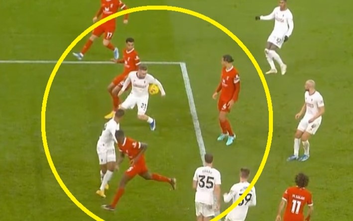 VAR gay tranh cai khi Luke Shaw de bong cham tay trong vung cam hinh anh
