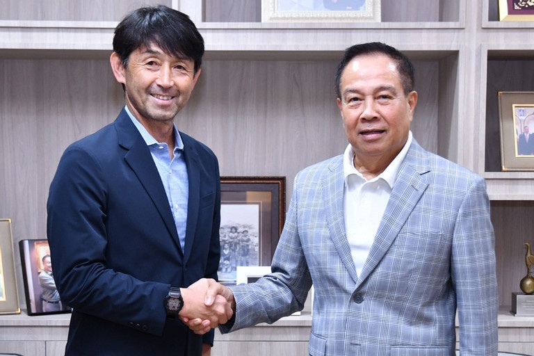 HLV Masatada Ishii gap kho khan khi ra mat Thai Lan hinh anh