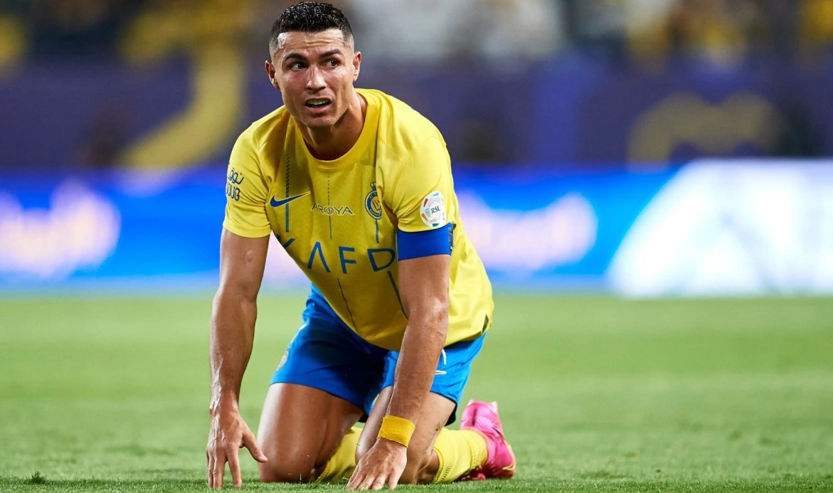 Ronaldo bi loai khoi top 100 cau thu hay nhat the gioi hinh anh