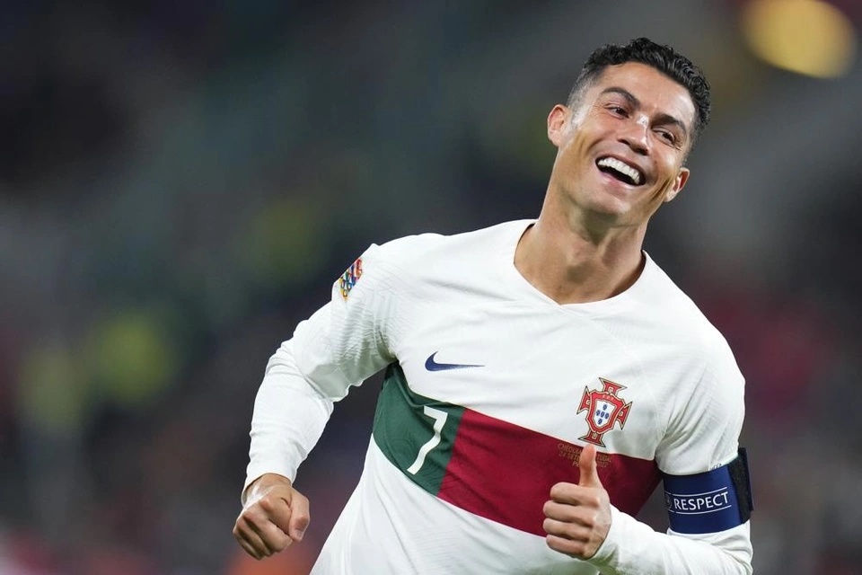 Ronaldo thang hang trong top 100 cau thu hay nhat the gioi hinh anh