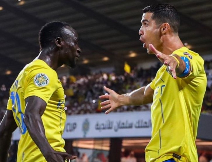 Ronaldo bi chi trich vi da qua penalty do Mane kiem duoc hinh anh