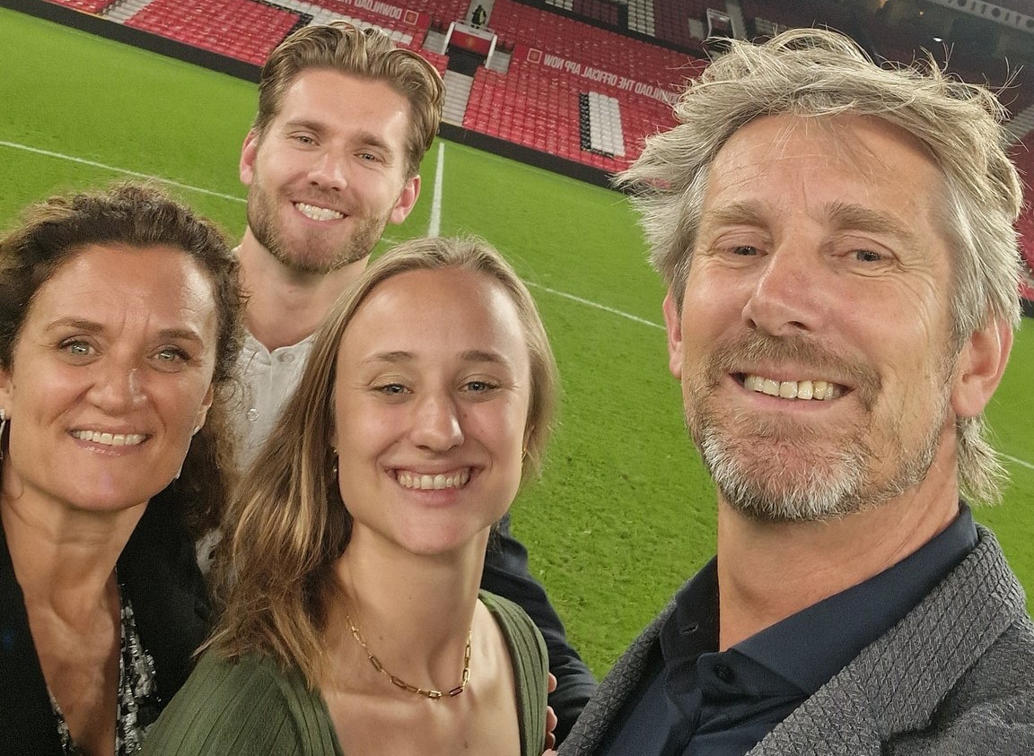 Ngay ve Old Trafford cua Van der Sar sau chung xuat huyet nao hinh anh