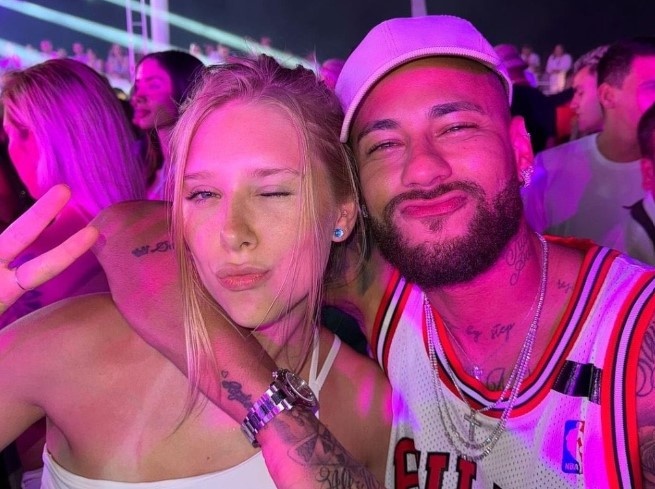 Neymar chong nang di du tiec, lam CDV ngan ngam hinh anh