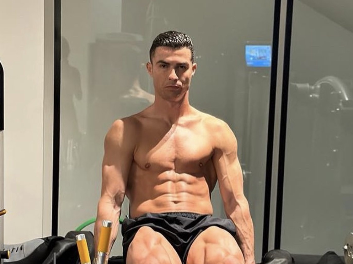 Co bung 6 mui cua Ronaldo o tuoi 38 hinh anh