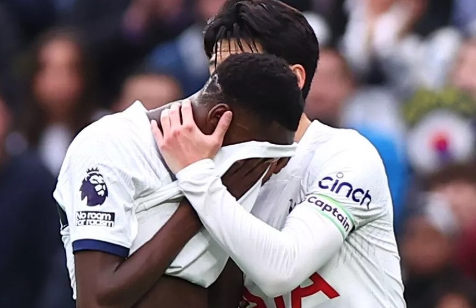 Sao Tottenham bat khoc khi phai roi san som hinh anh