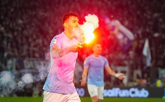 Mourinho lai bi duoi anh 4