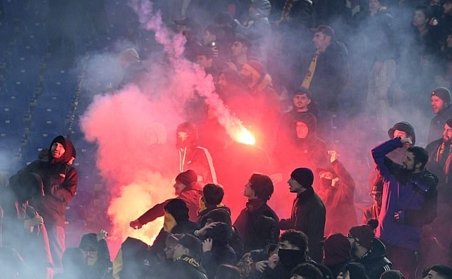 Bao luc o tran Lazio - Roma voi 4 the do, Mourinho lai bi duoi hinh anh