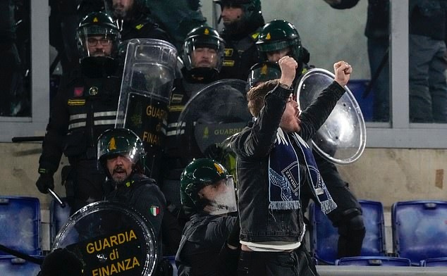 Mourinho lai bi duoi anh 10