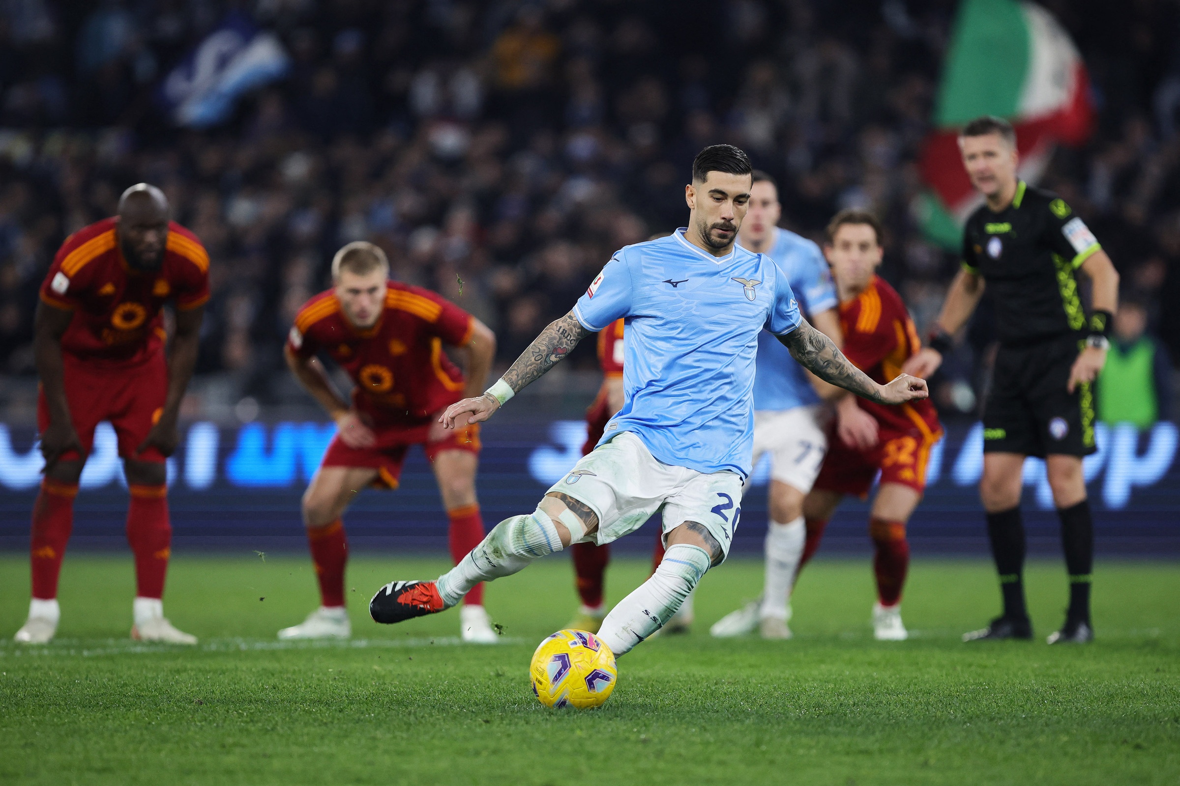 Mourinho lai bi duoi anh 1