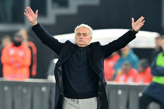Mourinho lai bi duoi anh 9