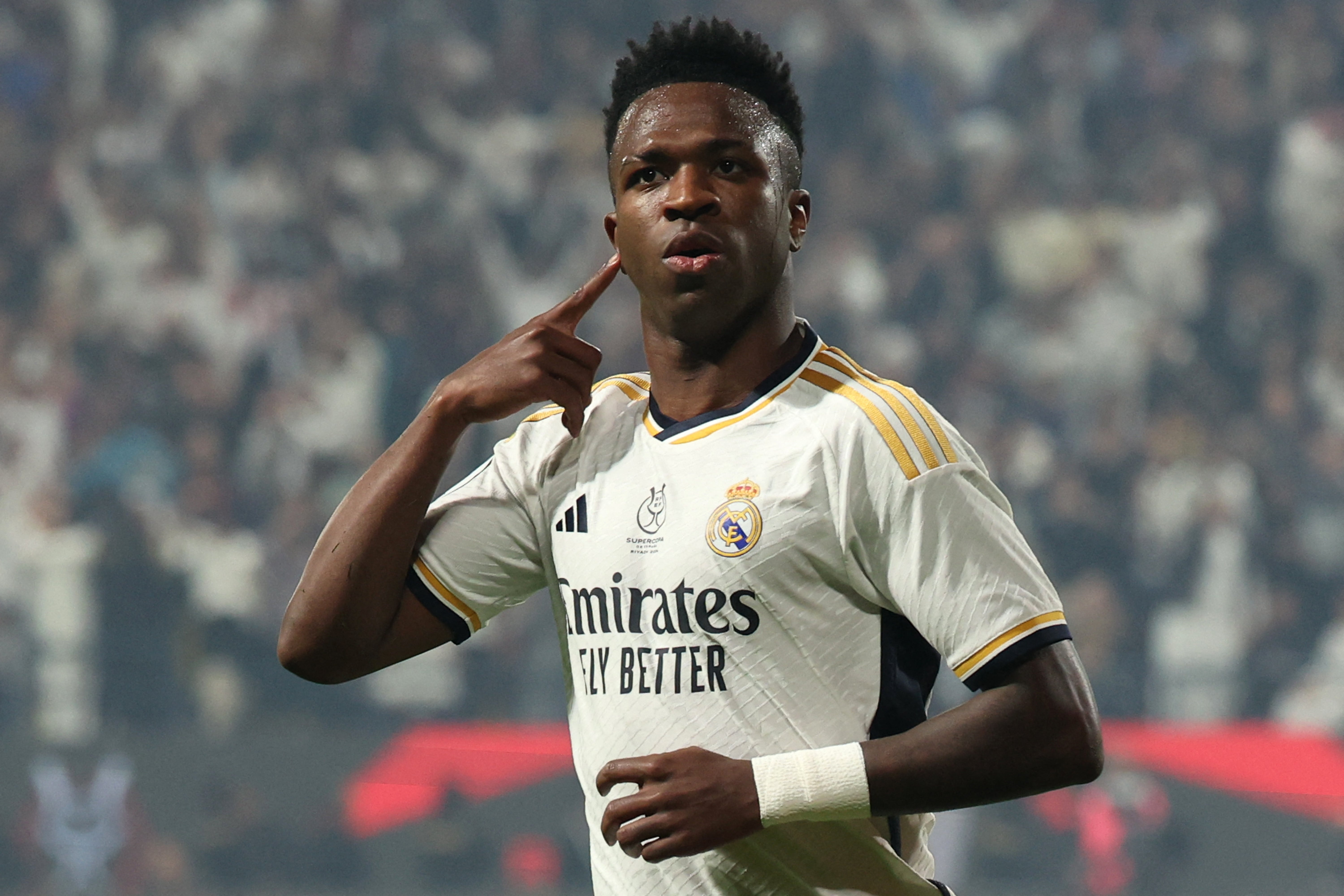 Vinicius lap hat-trick, Real Madrid de bep Barca hinh anh
