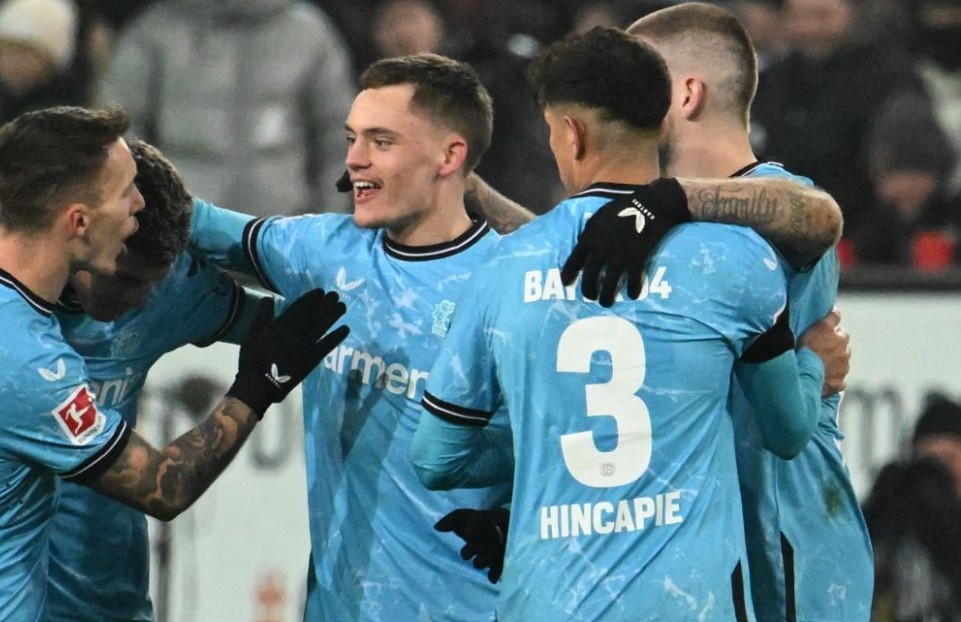 Leverkusen lap ky luc anh 1