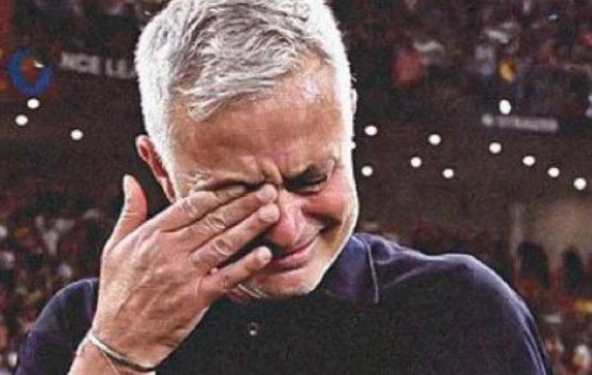 Mourinho khoc khi roi AS Roma hinh anh