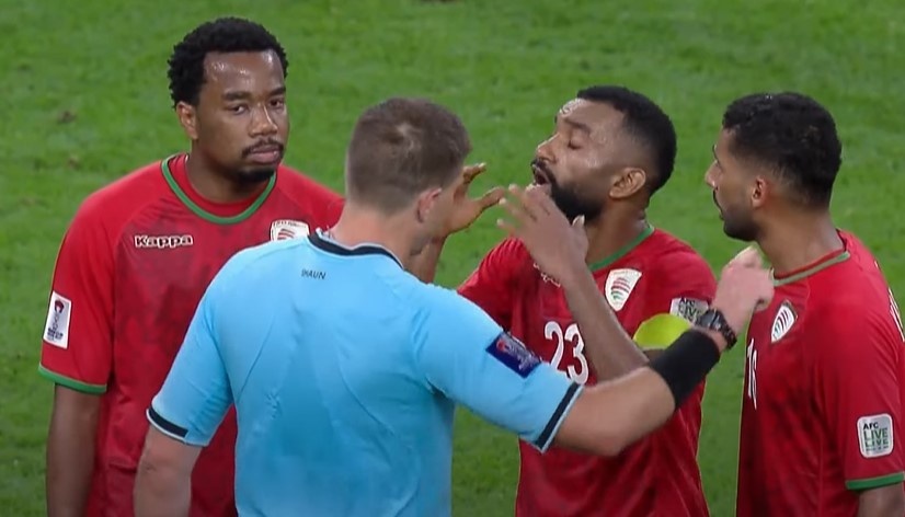 Trong tai be coi kho tin o Asian Cup hinh anh