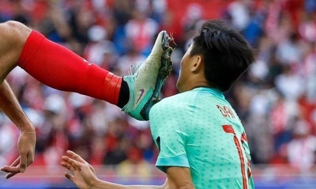 Cau thu Trung Quoc bi dap thang mat o Asian Cup 2023 hinh anh