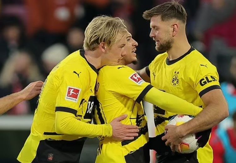 Sancho tranh sut penalty voi dong doi o Dortmund hinh anh