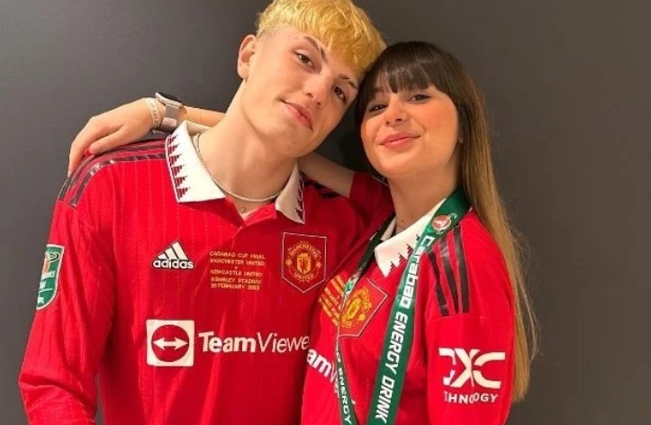 Garnacho lua doi ban gai vua sinh con hinh anh