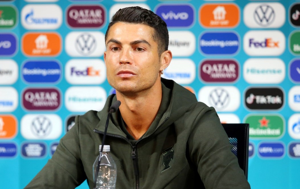 CDV Trung Quoc phan ung khi Ronaldo tu choi ra san hinh anh