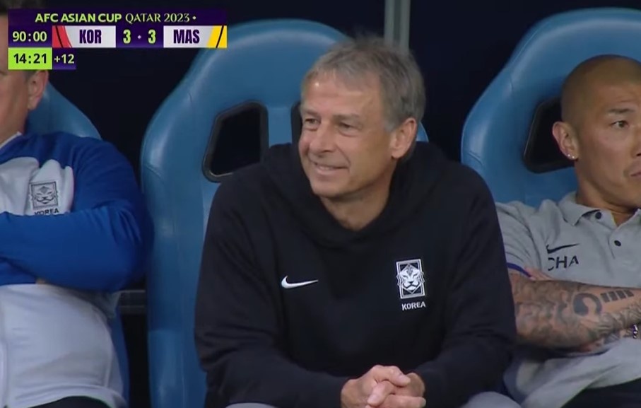 Nu cuoi cua HLV Han Quoc khi Malaysia go hoa o phut 90+15 hinh anh