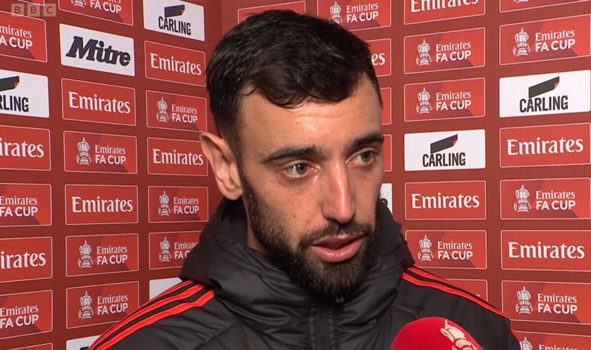 Bruno Fernandes chi trich dong doi hinh anh