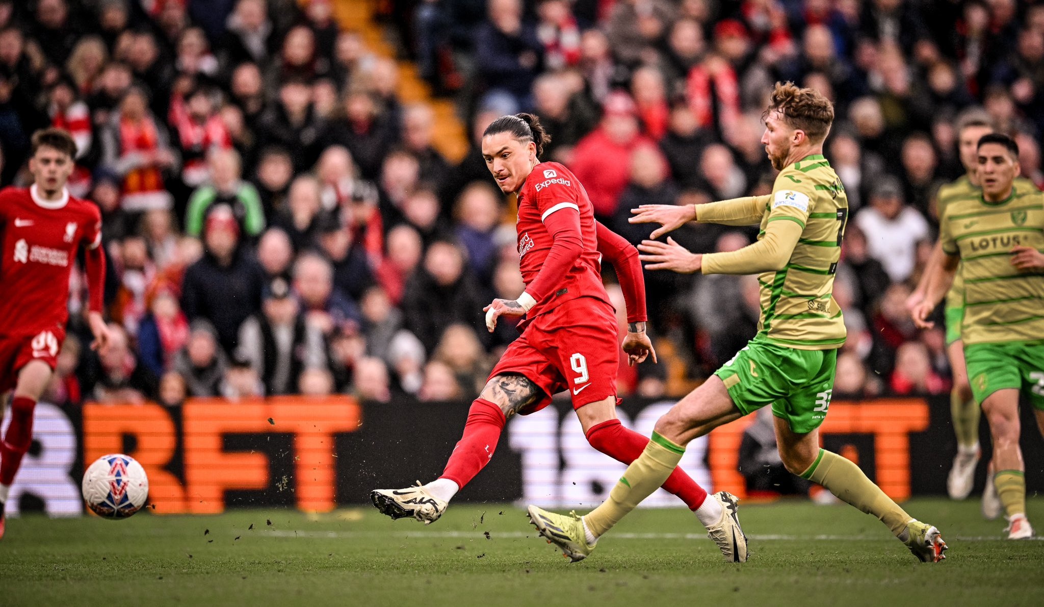 Tien dao 100 trieu euro bung no tai Liverpool hinh anh